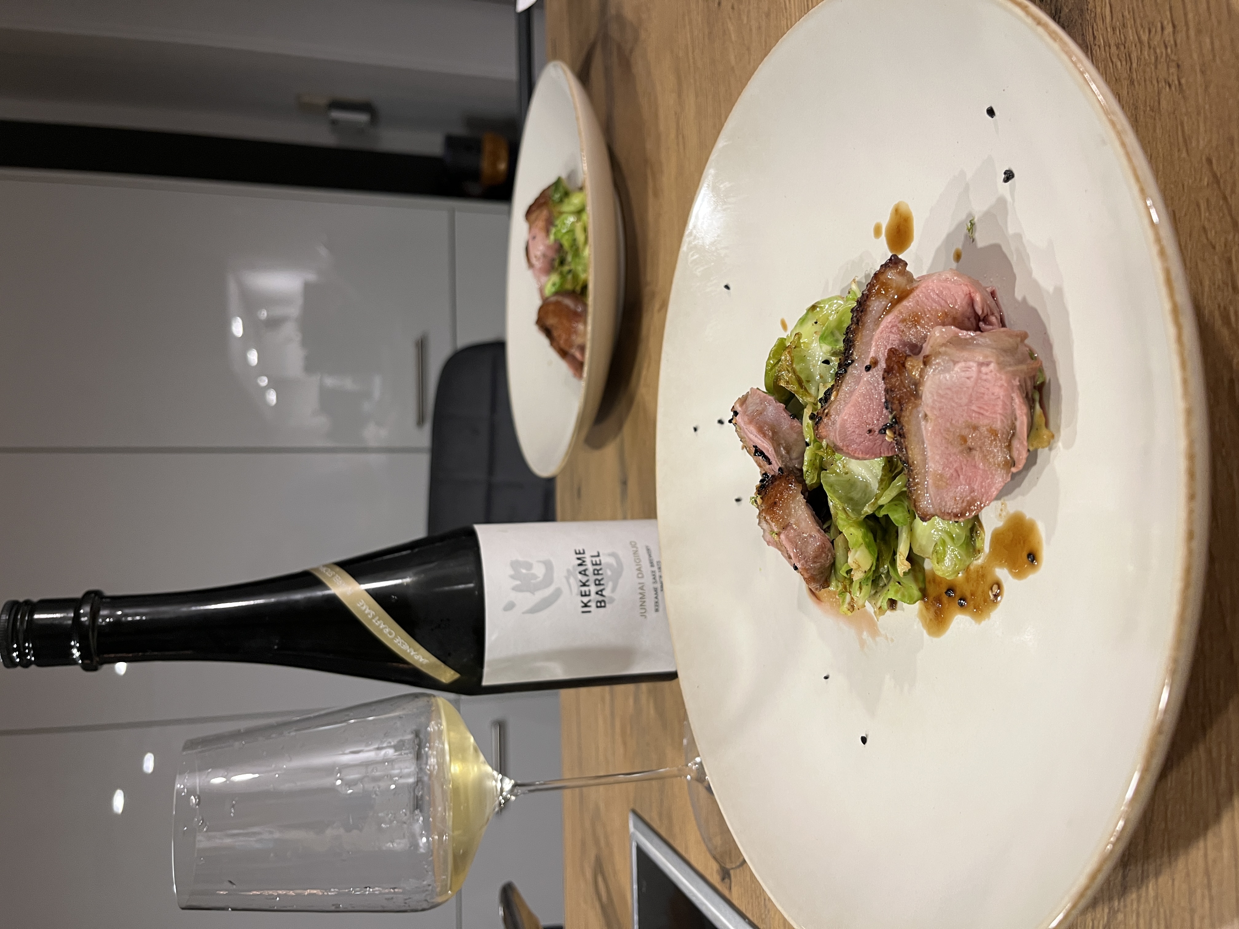 Dritter Advent: Entenbrust „Orange–Miso“ mit gebratenen Rosenkohlblättern, Sesam-Crunch & Ikekame Barrel 