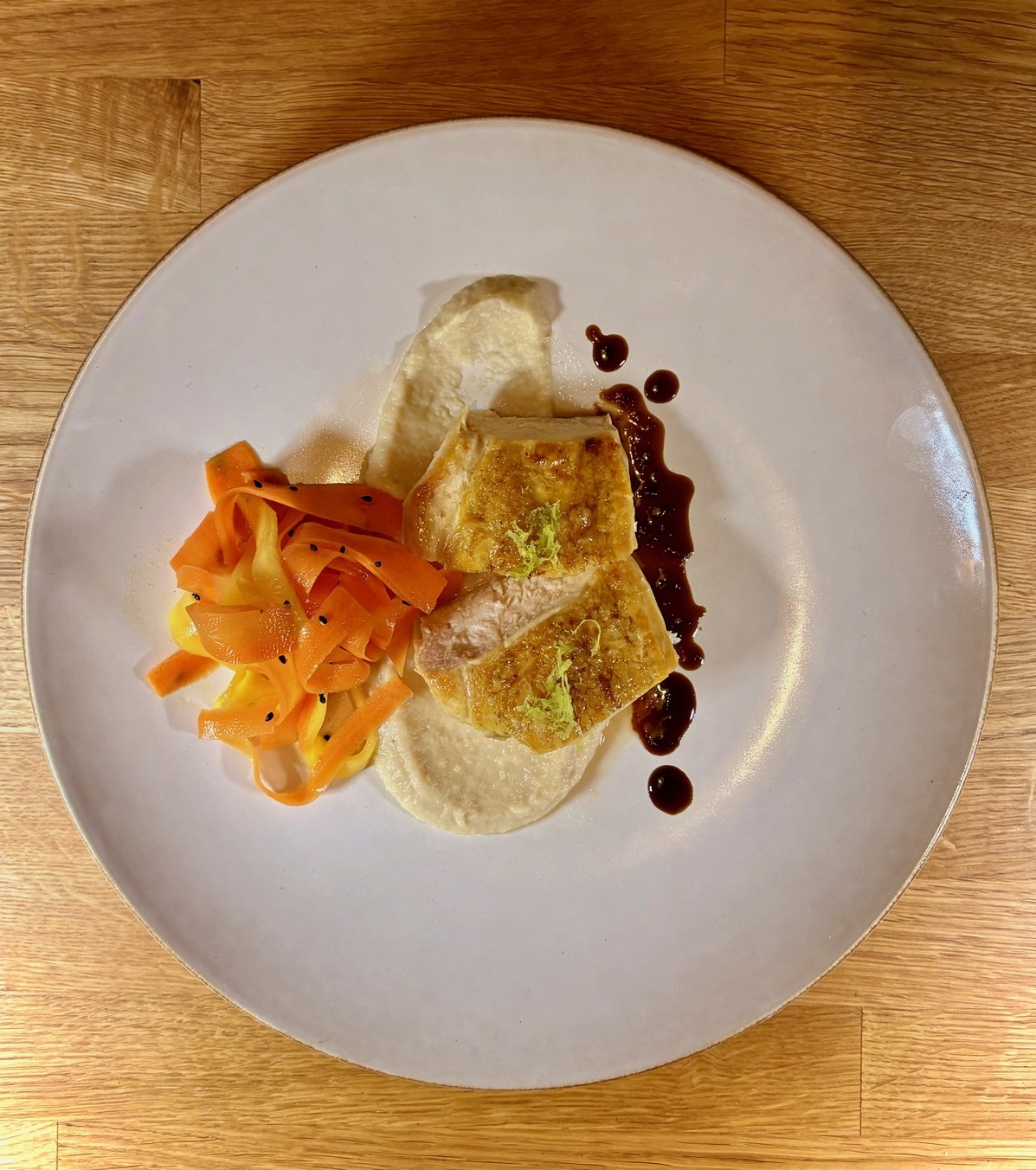 Maispoularde, Sellerie-Miso-Velouté, Möhren-Mango-Salat & Urakasumi Zen