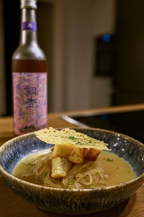 Second Sunday of Advent: “Sunrise” – Japanese Onion Soup with Kombu Dashi, Wakame–Comté Crackers & Sansho Croutons
