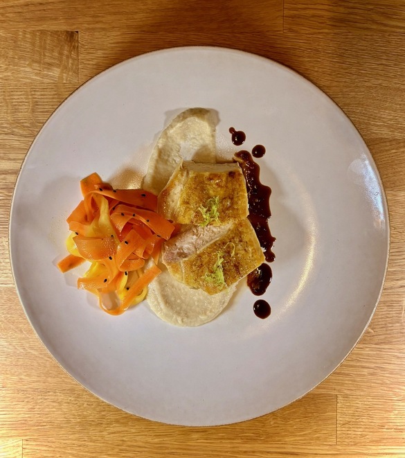 Erster Advent: Ein Gericht, das verbindet – Maispoularde, Sellerie-Miso-Velouté, Möhren-Mango-Salat & Urakasumi Zen