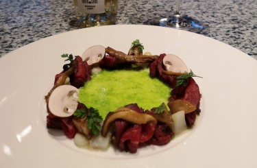 Kürbistartelette - Kürbistartelette, marinierter Saibling, Rose, Federkohl, Berberitze
Koch: Hauke Pohl
Restaurant: THE OMNIA