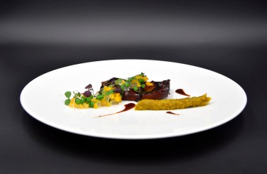 Iberico Secreto - Iberico Secreto mit Keniabohnen, Mango, Ingwer, Auberginen
Koch: Michael Broger
Restaurant: Walserstube Jägerstube in Lech am Arlberg
