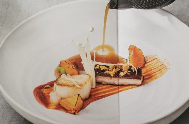 Jakobsmuschel - Jakobsmuschel, Spanferkelbauch, Enokipilze, Ingwer, Süßkartoffel, Waldpilz-Dashisud
Koch: Bernhard Reiser
Restaurant: Reiser´s am Stein