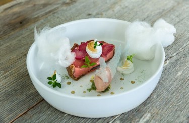 Rhabarber Latschenkiefer - Rhabarber/Latschenkiefer/Baiser/Gletschereis
Koch/Restaurant: Verwöhnhotel Sonnhof by Vitus Winkler, Kräuterreich by Vitus Winkler