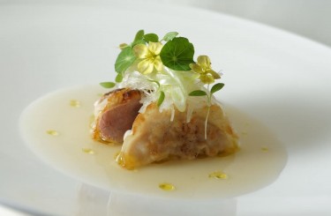Gyzoa Miéral Ente - Gyzoa ; Miéral Ente ; Bonito-Kombualgenfond ; Sesamöl ; Daikon ; Frühlingslauch
Koch: Christian Sturm-Willms
Restaurant: Yunico