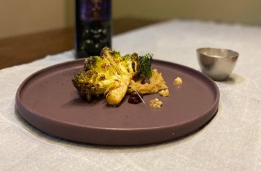 Romanesco - Romanesco / Kokos-Topinambur-Püree / Zigarrenrauch / Macadamia-Süßholz-Crunch / Cranberry-Szechuan-Jam
Koch: Gazi Gezen
Restaurant: Good Times For Good People