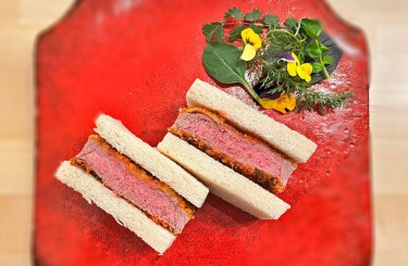 Katsu-Sando  - „Katsu-Sando“ - Sandwich mit Wagyu-Rinderfiletschnitzel nach japanischer Art