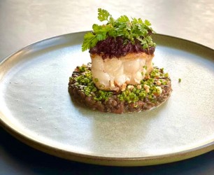 Gebratener Seeteufel - Gebratener Seeteufel, Boudin Noir, pikante Linsen, Schnittlauch,
Koch: Kirill Kinfelt
Restaurant: Kinfelts Kitchen & Wine