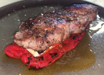 Alpen Weideschwein Schopfsteak - Alpen-Weideschwein Schopfsteak mit Brie und roten Paprika
Restaurant: Geheime Specerey