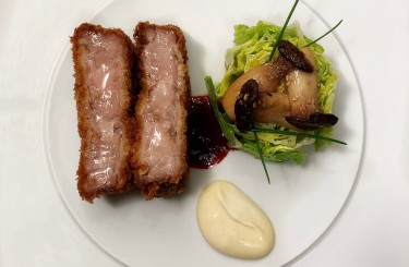 Frittierter Schweinenacken - Frittierter Schweinenacken, Kräutersaitlinge, Römersalat, Rote Beete, Senf-Meerrettich Emulsion
Köchin: Stefanie La