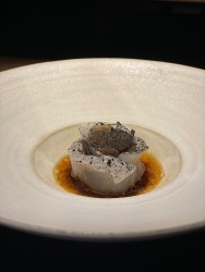 Black Rose aus Zander - Zander von den Altrheinfischern als Sashimi, Wintertrüffel-Ponzu, eingelegte Bete, Haselnussmayo, geröstete Haselnüsse
