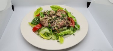 Rinderfilet - Rinderfilet, Chillischoten, Shiitake, Koriander, Fischsauce, Brunnenkresse, Tomaten.
Koch/Restaurant: Als unabhängiger Sommelier arbeite ich mit verschiedenen Restaurants zusammen.