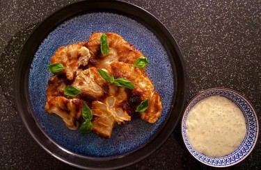 Miso Blumenkohl - In Miso gerösteter Blumenkohl mit Gorgonzola Dip
