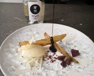 Gegrillte Abate-Birne - Gegrillte Abate-Birne, 100prozentige Ecuador Schokolade, Amazake Eis  , Rotwein-Schokoladen Jus
Koch: Heiner Pingel (Sous Chef)
Restaurant: CODA DESSERT DINING 