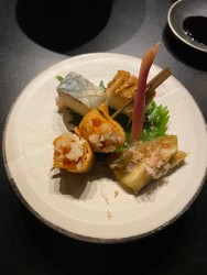 Makrele - gepresstes Sushi, mit Lachskaviar und Tofu