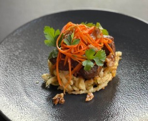 Rehragout - Rehragout, Spätzle, karamellisierte Äpfel, Walnüsse, Karotten, Rehjus
Koch: Kirill Kinfelt
Restaurant: Kinfelts Kitchen & Wine