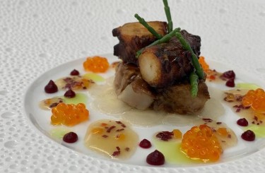 Schweinebauch mit gegrilltem Pulpo - Schweinebauch mit gegrilltem Pulpo, Saiblingskaviar und Escabèche
Köchin: Carine Patricio mit der lieben Unterstützung von Thomas Schanz und Fritz Benson
Restaurant: Schanz, Piesport