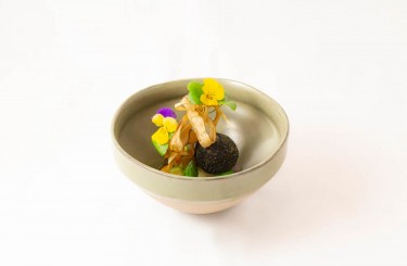 Schwarzwurzel-Manjū  - Schwarzwurzel-Manjū mit Schwarzwurzelchips und Ponzu-Püree
Koch: Masaru Oae
Restaurant: Masa Japanese Cuisine