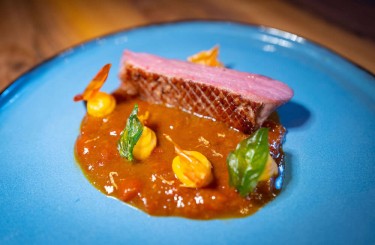 Gegrillte Barbarie Entenbrust - Gegrillte Barbarie Entenbrust, Tomaten Jus, Rotes Thai Curry, Süßkartoffel
Restaurants: OKRA IZAKAYA