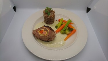 Rinderroulade - Rinderroulade, Gemüse, Pilze, Speck, Buchweizenrisoto, gedämpft, Majoransauce.
Koch/Restaurant: Als unabhängiger Sommelier arbeite ich mit verschiedenen Restaurants zusammen.