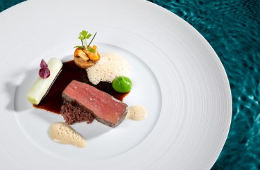 REH AUS HEIMISCHER JAGD  - REH AUS HEIMISCHER JAGD
Spitzkohl, Pfifferlinge, Haselnüsse
Koch: Julian Stowasser
Restaurant: Restaurant Lakeside