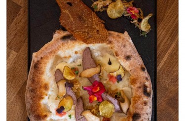 Pizza Bianca - Pizza bianca I Ricotta- Walnusscreme I Entenbrust I Kräutersaitling I Christbirne
Koch: Paul Prost