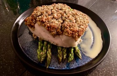 Gebackenes Skreifilet - Gebackenes Skreifilet mit Nusskruste, Ananasbuttersoße, grünem Spargel 