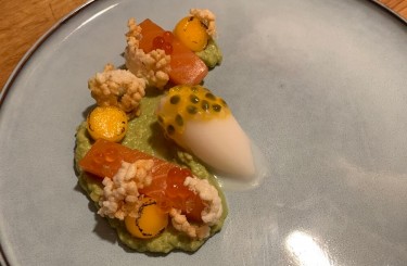 Miso gebeizter Lachs - Miso gebeizter Lachs Avocadopüree Reissorbet Passionsfrucht
Koch: Julian Stork
Restaurant: Hotel Haldensee 