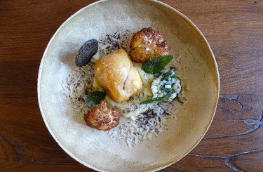 Confiertes Kaninchenkeulenfilet  - Confiertes Kaninchenkeulenfilet mit Salbei, Karfiol & Mohn
Koch: Peter H. Müller
Restaurant: Heimlichwirt – Speiselokal