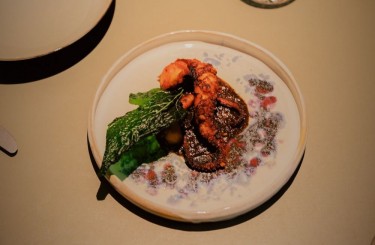 Gegrillter Oktopus Kraprao - Gegrillter Oktopus „Kraprao“ Gurkensalat und rotem Reis
Koch: Dalad Kambhu
Restaurant: Kin Dee Berlin